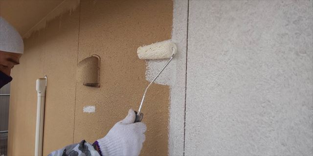 外壁の下塗り塗装です