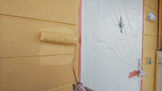 外壁の上塗り塗装です