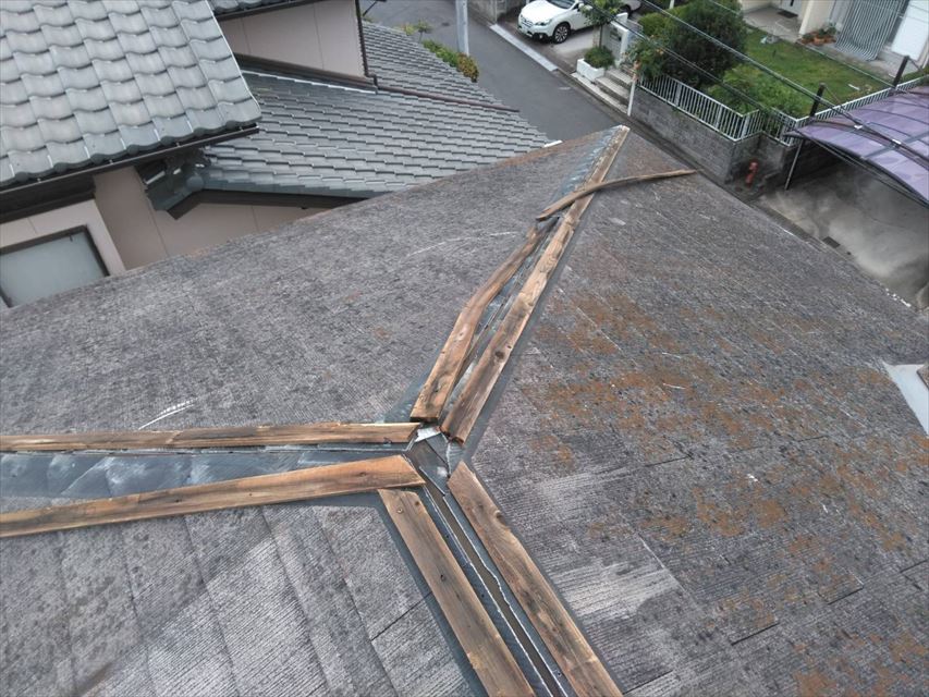 スレート屋根の棟の破損