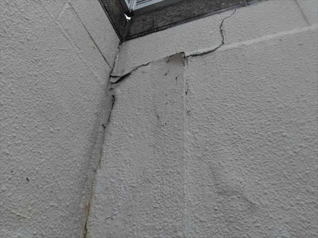 ブロック塀の塗膜の膨れ