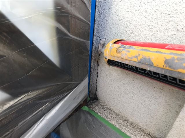 窓枠の隙間のコーキング補修