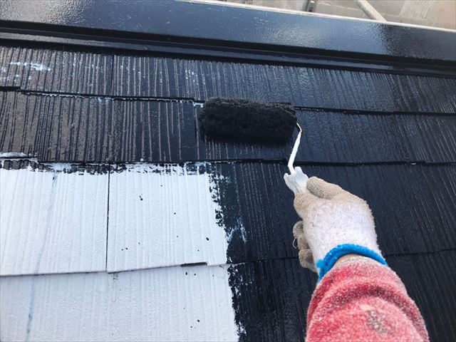 屋根の中塗り塗装