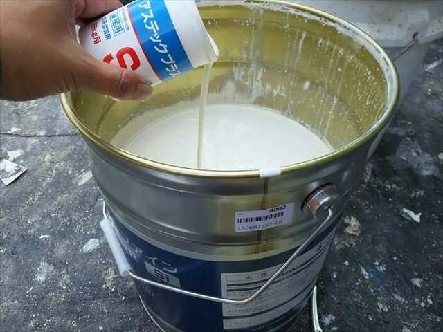 上塗り塗料缶に防カビ剤を投入