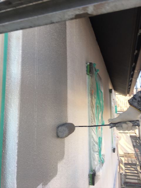 多治見市滝呂町で屋根外壁塗装工事外壁中塗り塗装
