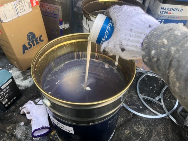 上塗り塗料缶に防カビ剤投入です