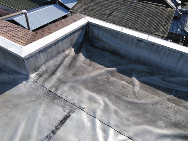 屋上、既存のシート防水です