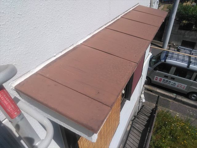 小庇天板と外壁の取り合いの隙間