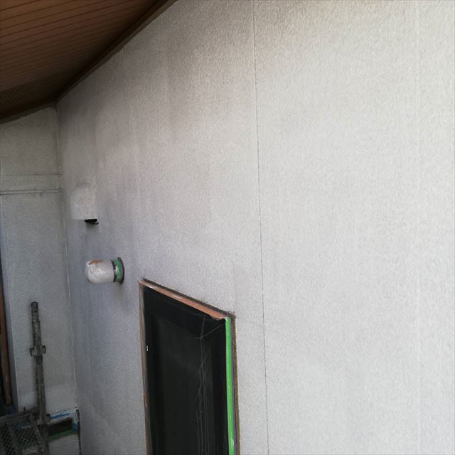 外壁の下塗り２回目塗装です