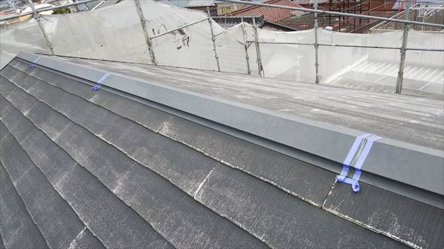 屋根の棟板金のコーキング補修