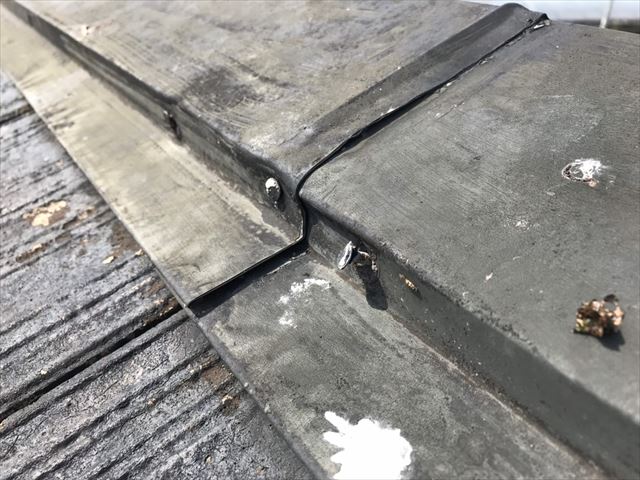 屋根の棟板金の繋ぎ目の隙間