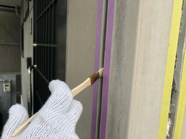 多治見市で外壁塗装です、オートンイクシードでたて目地の打ち替えを施工です