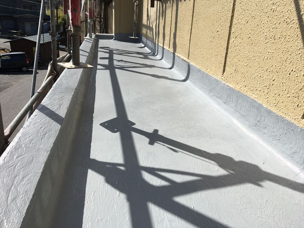 多治見市　防水工事　ローラーでコロコロ塗る防水