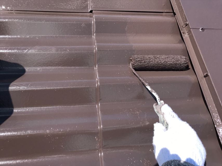多治見市滝呂町で板金屋根に遮熱塗料で塗り替えをしています。