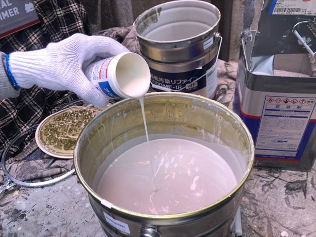 上塗り塗料缶に防カビ剤投入