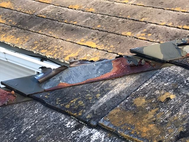 屋根の棟板金の塗膜剥がれ