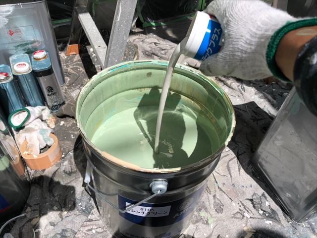 上塗り塗料缶に防カビ剤投入します