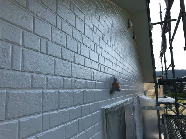 恵那市長島町で外壁塗装中塗り上塗り