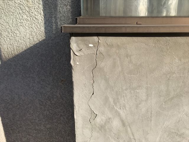 出窓下の外壁の亀裂