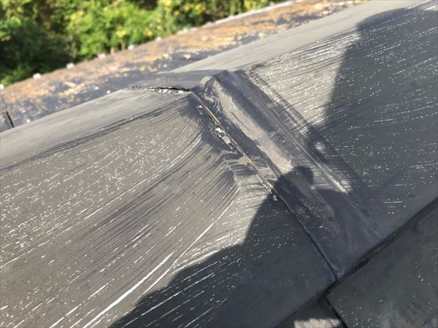 屋根の棟板金の繋ぎ目の隙間