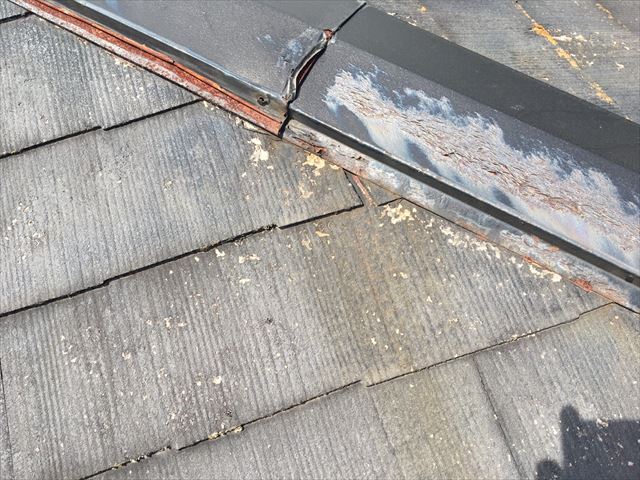 屋根の棟板金の継ぎ目隙間